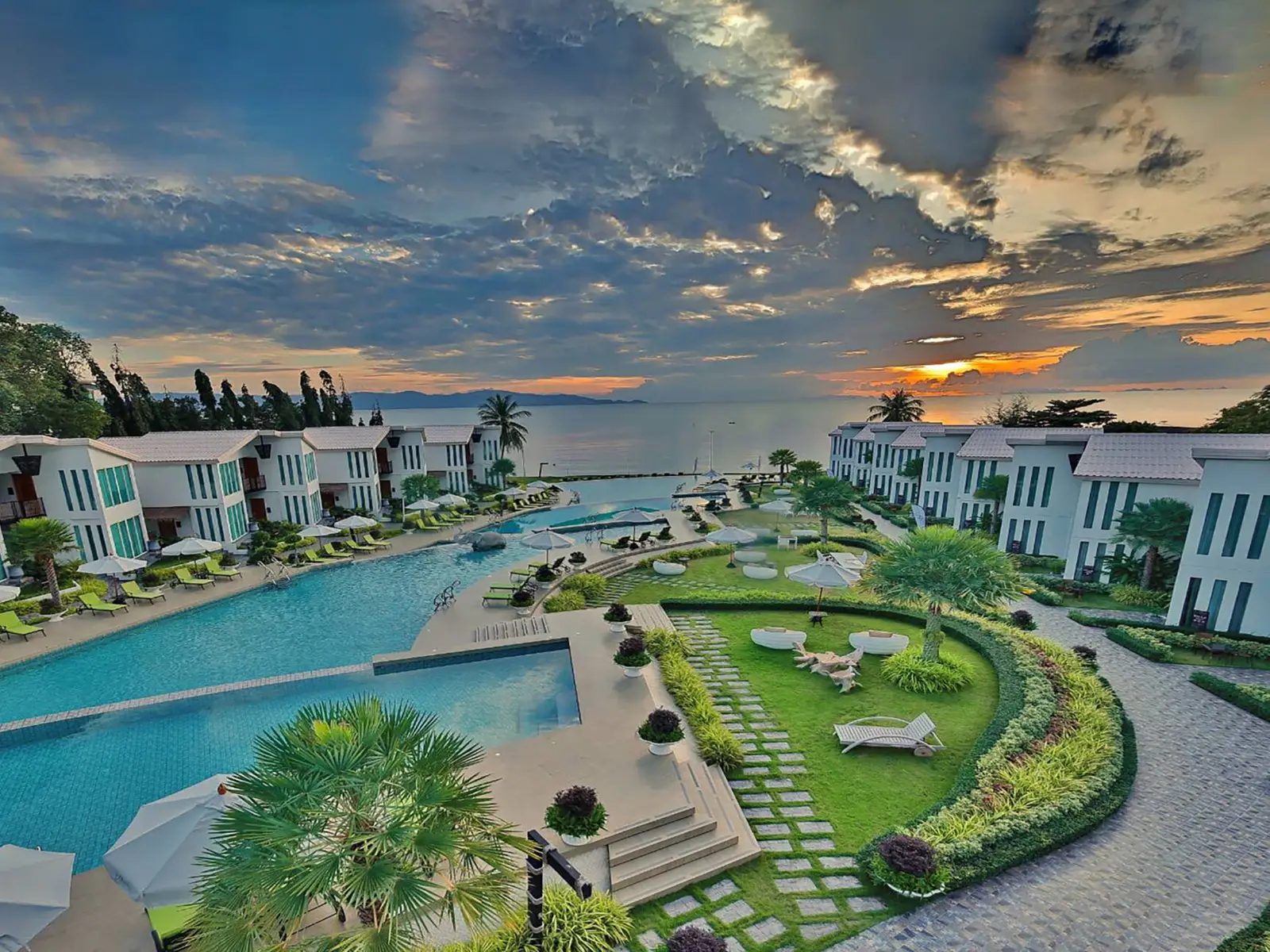 Sunset over the Gulf of Thailand from the gardens at Vannee Golden Sands